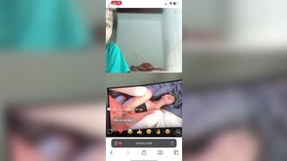 2 bé thích xem phim sex