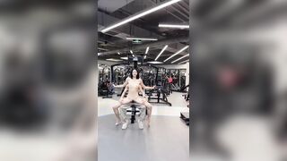 Cho bạn gái đi tập với PT ...
