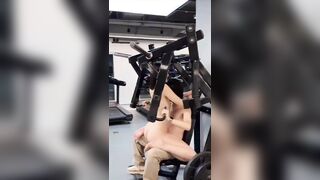 Cho bạn gái đi tập với PT ...