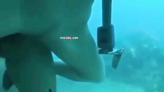 Chịch nhau trên bờ chán giờ xuống biển chịch nhau tìm cảm giác mới lạ