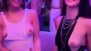 2 Em Show Hàng Ở Ngay Quán Bar