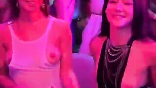 2 Em Show Hàng Ở Ngay Quán Bar