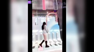 Em gái Trung Quốc dáng đẹp thích cởi truồng public lang thang ngoài đường