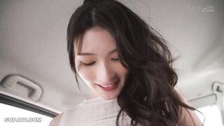 Người phụ nữ trẻ xinh đẹp bị đụ mạnh và xuất tinh, lồn của cô ấy chứa đầy tinh dịch k