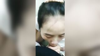 Nay đi làm chung vào nhà vệ sinh cho e bú nhanh