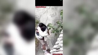 Em học sinh cho bạn trai móc chem chép ngoài đườg.