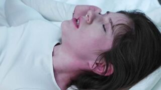 Con Gái Hư Nên Ba Trị Bằng Cách Bắn Lên Mặt