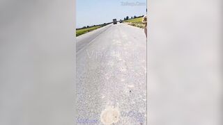MBBG say nắng khoả thân thủ dâm giữa đường bị phóng viên quay được