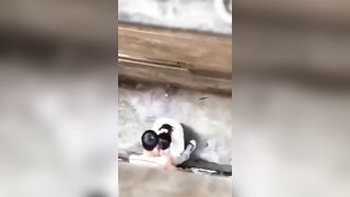 Cứ ra chơi là lại lén lút ra sau lớp học bú nhau