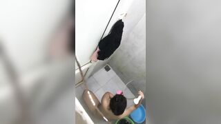 Em Sinh viên tắm