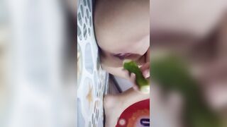 Con bạn thân nay đổi dưa leo thay bàn chải đánh răng