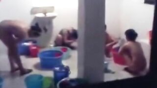 Em sv tắm tập thể