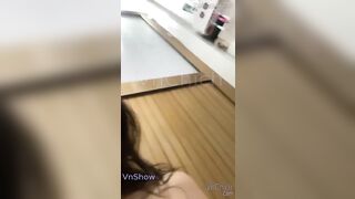 E học sinh lén vào Wc móc lồn xong đái mà mẹ cứ gọi ra ăn cơm