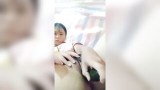 Em Gái Mới Lớn ở nhà một mình nứng lồn quá thủ dâm với dưa leo cho sướng lồn 3
