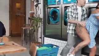 Địt người lạ ở tiệm giặt ủi