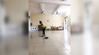 Cô giáo mầm non show hàng 14