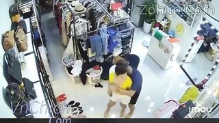 Chị gái bị biến thái cầm dao đe doạ cưỡng hiếp trong shop quần áo