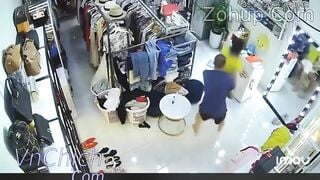 Chị gái bị biến thái cầm dao đe doạ cưỡng hiếp trong shop quần áo
