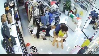 Chị gái bị biến thái cầm dao đe doạ cưỡng hiếp trong shop quần áo
