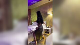 Leak clip e PongKyubu thủ dâm nứng lồn nước bắn tung toé trong karaoke