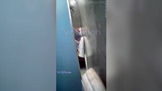 Quay lén mấy e học sinh china đi đái nhưng đen bị phát hiện
