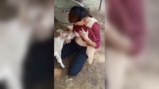 Nuôi thú bằng sữa người