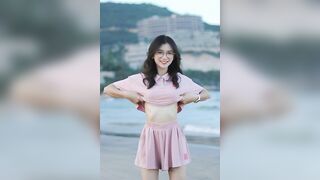 diễn my khoe ngực