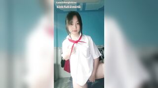 Bé học sinh còn đeo khăn quàng