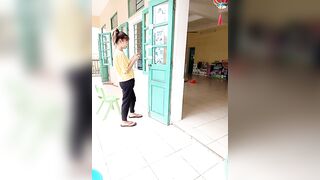 Cô giáo mầm non show hàng 16