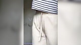 Gái quê đó dâm lắm, bố thì ở ngoài nch lấy ck, con thì thủ dâm sau lưng bố