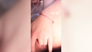 Vừa xem sex déo tai nghe max loa, Nứng quá e móc lồn ướt hết phòng toàn mùi dâm thủy