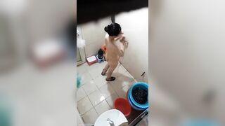 Em gái nhỏ bạn tắm