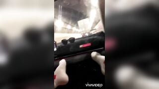Đi trong đường hầm e gái lồn non nước bắn tung toé trên xe taxi