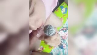 Chị hàng xóm vừa bú cu vừa hát karaoke