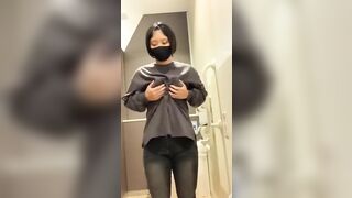 Bé học sinh vú to trốn nhà vệ sinh thủ dâm