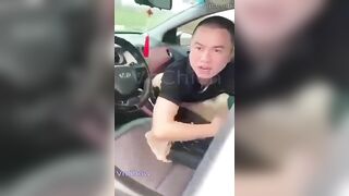2 mbbg đang địt trong xe bị 2 thg trẻ trâu mở cửa buồn cười vkl