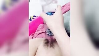 Em Gái ở nhà một mình nứng lồn quá thủ dâm với chai nước cho sướng lồn