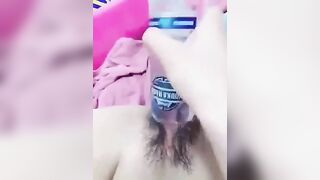 Em Gái ở nhà một mình nứng lồn quá thủ dâm với chai nước cho sướng lồn