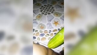 Gái xinh thủ dâm bằng dưa chuột