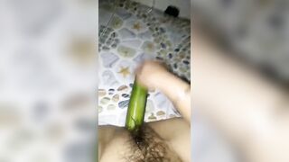 Gái xinh thủ dâm bằng dưa chuột