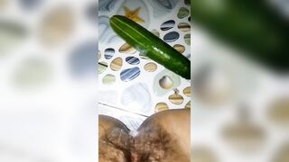 Gái xinh thủ dâm bằng dưa chuột