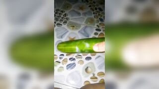 Gái xinh thủ dâm bằng dưa chuột