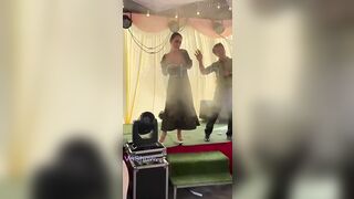 Đúng đám cưới miền tây, Ăn xong lên nhảy khoả thân khiêu dâm thủ dâm trên sân khấu