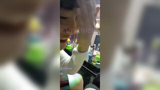 Đi karaoke mà nứng quá đè địt luôn e nhân viên trên bàn nhậu địt trước mặt lũ bạn