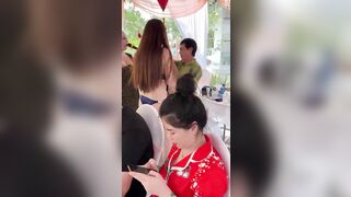 Đám cưới Miền Tây, Khoả thân nhảy khiêu dâm cho khách sờ lồn