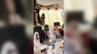 Đám cưới Miền Tây, Khoả thân nhảy khiêu dâm cho khách sờ lồn