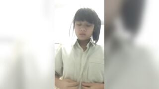 Em Gái học sinh mới đi học về nứng lồn quá trốn vào nhà tắm thủ dâm cho bớt nứng lồn