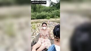 đôi bạn trẻ rủ nhau ra bờ suốt đ!t cho mát