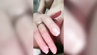 e gái lồn múp thủ dâm ra nước