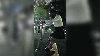 Thủ dâm ở công viên bị người lạ phát hiện